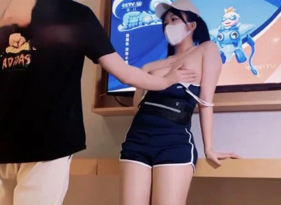 Người bán TV xinh đẹp với người khách may mắn