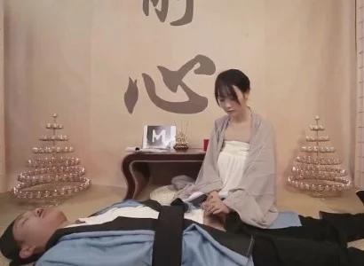 Nữ tu xinh và vị đạo sĩ bị thương