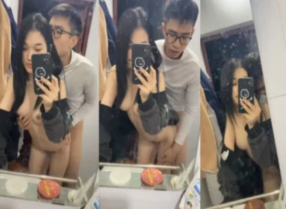 Cặp đôi trẻ địt nhau trước gương