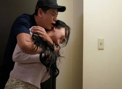 Nữ ca sĩ bị fan cuồng lạm dụng tình dục vì dáng vẻ quá ngon