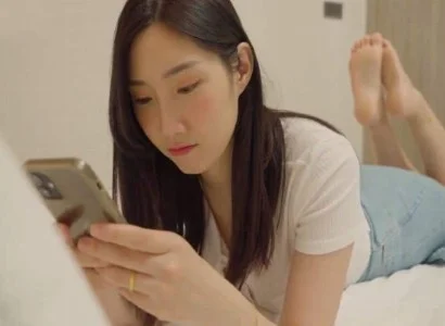 Người phụ nữ ăn vụng cùng anh nhân viên giao hàng